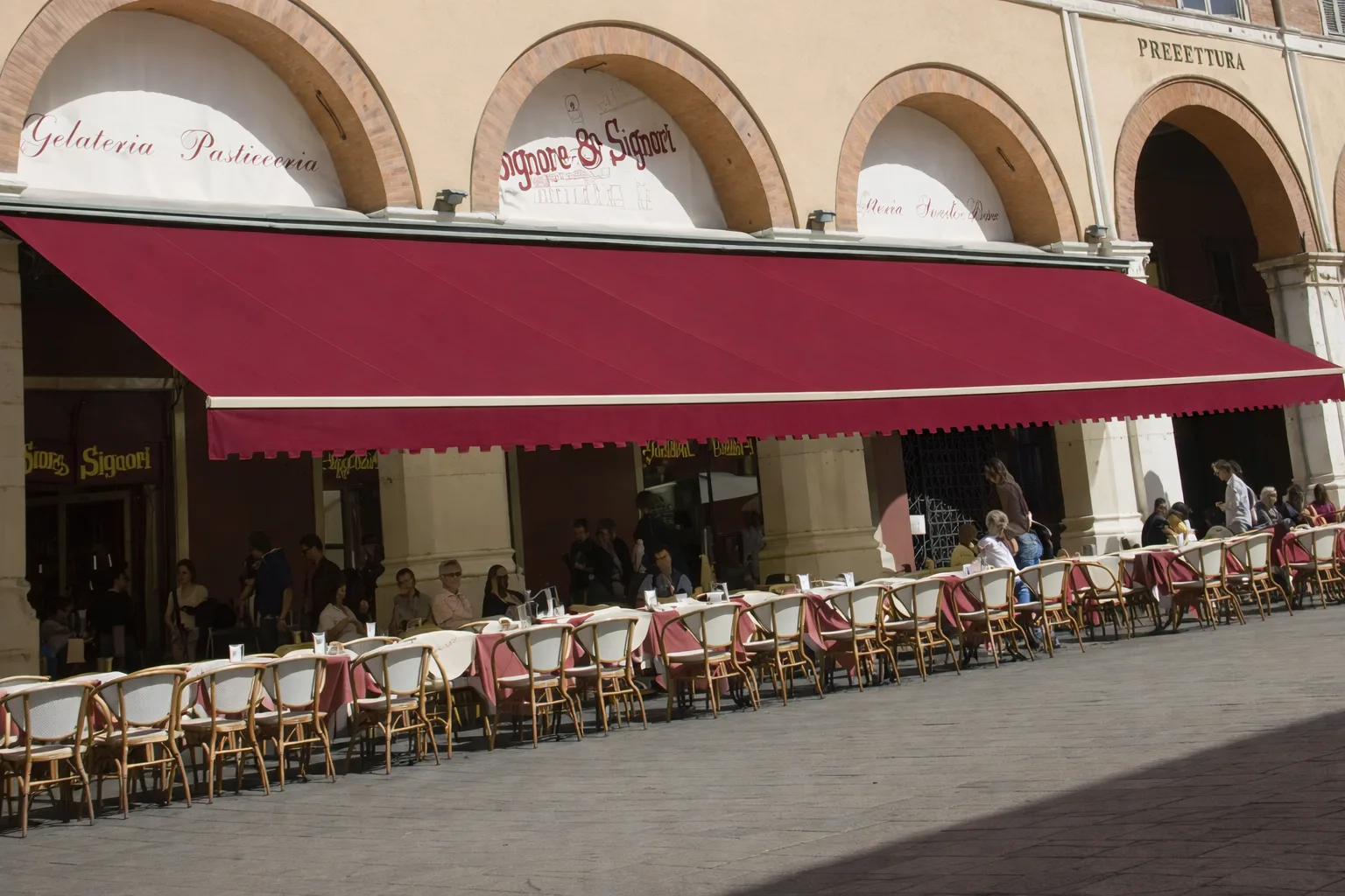 Große Gastronomiemarkise vor einem Cafe in Wien