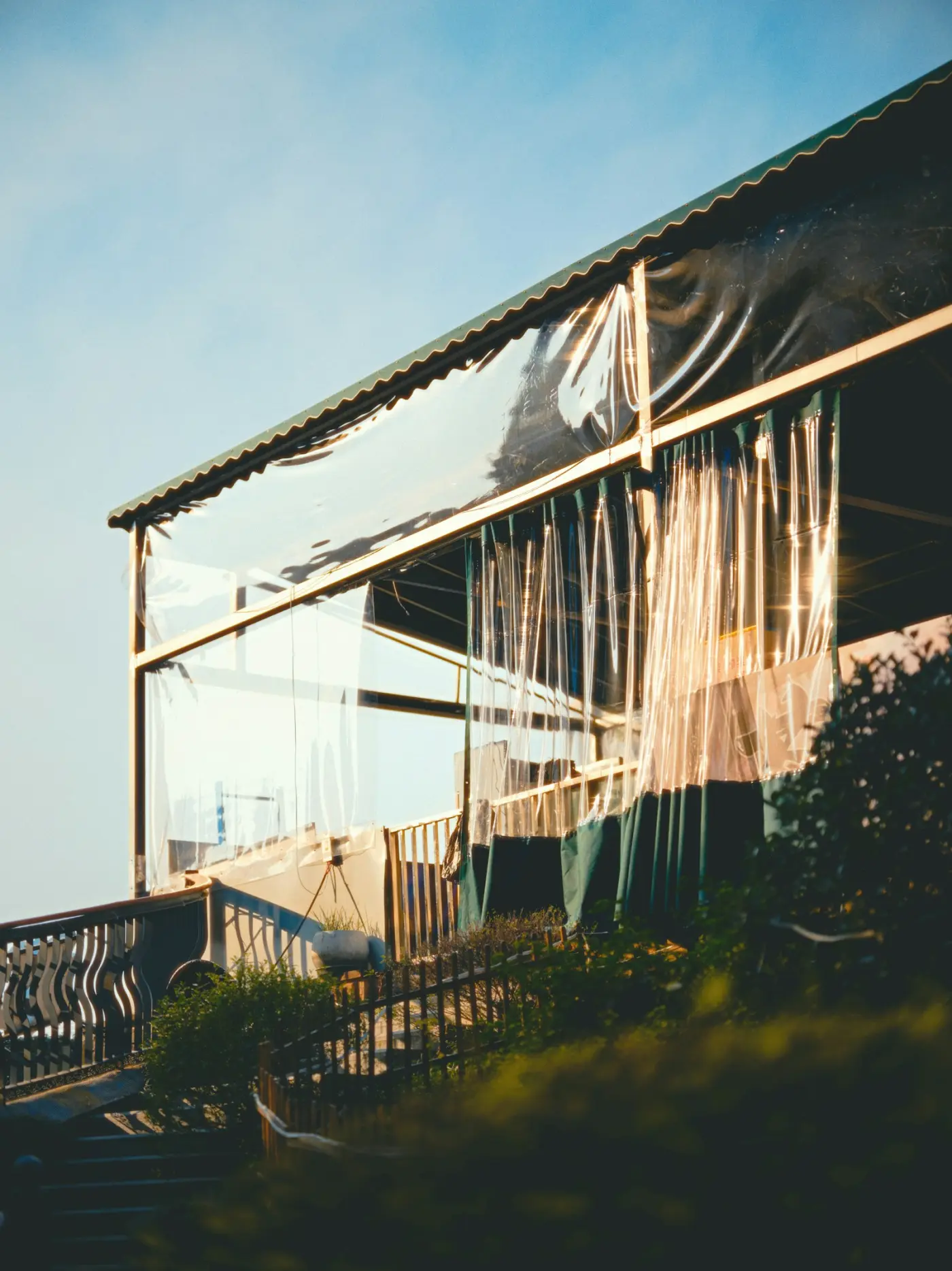 Markisen an Fenstern einer Fassade in Wien